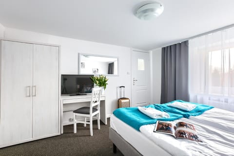 Bed, TV and multimedia, Living room, Photo of the whole room, Seating area, Bedroom