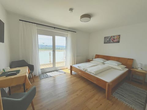 Bed, Photo of the whole room, Seating area, Bedroom