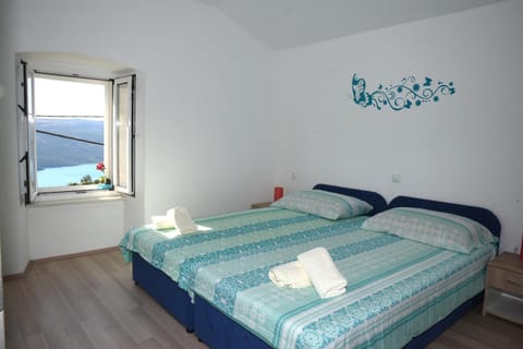 Property building, Bed, Day, Natural landscape, Summer, Photo of the whole room, Decorative detail, Bedroom, On site, Lake view, Lake view