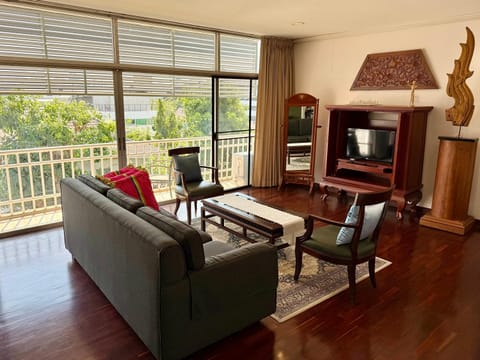 TV and multimedia, Living room, Seating area, Evening entertainment