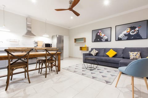 Kitchen or kitchenette, Living room, Seating area, Dining area