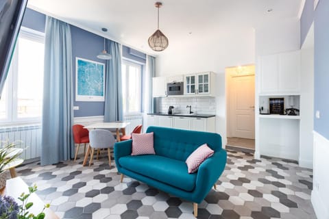 Coffee/tea facilities, Kitchen or kitchenette, Living room, Photo of the whole room, Seating area, Dining area