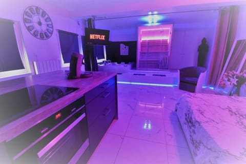 Bed, Sauna, TV and multimedia, Coffee/tea facilities, Kitchen or kitchenette, Living room, Spa and wellness centre/facilities, Decorative detail, Seating area, stove, kitchen