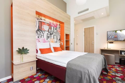 Spring, Bed, Winter, Summer, TV and multimedia, Photo of the whole room, Bedroom, Autumn, Seasons, hair dresser, air conditioner
