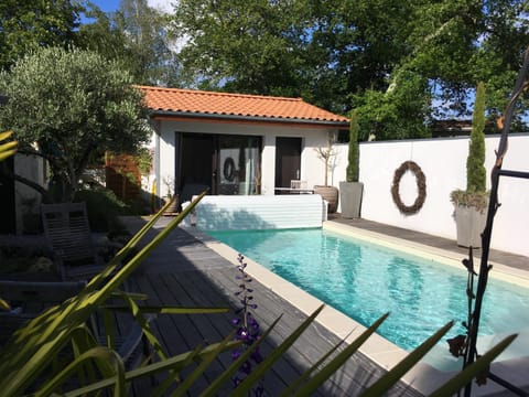 Property building, Garden, Balcony/Terrace, Bedroom, Swimming pool, Swimming pool