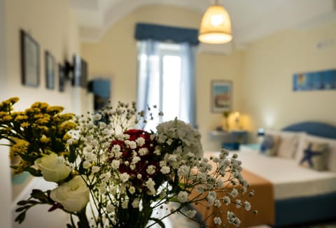 Bed, Living room, Photo of the whole room, Seating area, Bedroom