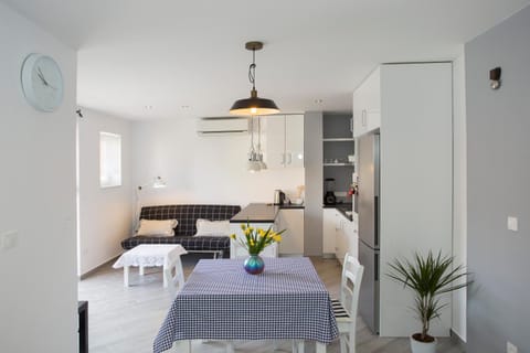 Spring, Day, TV and multimedia, Kitchen or kitchenette, Living room, Dining area, On site