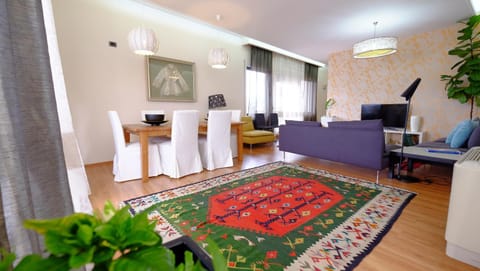 Communal lounge/ TV room, TV and multimedia, Living room, Photo of the whole room, Decorative detail, Seating area