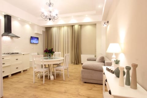 Kitchen or kitchenette, Living room, Seating area, Dining area