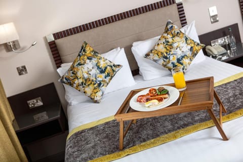 Bed, Food and drinks, Bedroom, Food, Breakfast, Continental breakfast, Buffet breakfast, Drinks