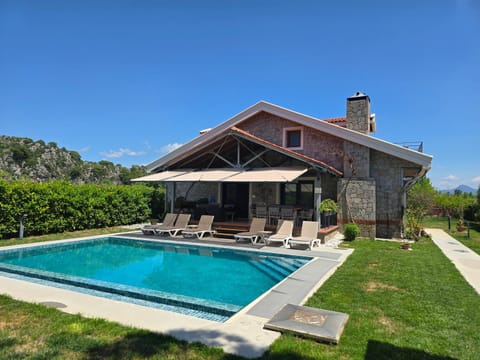 Property building, Patio, Day, Garden, Swimming pool, sunbed