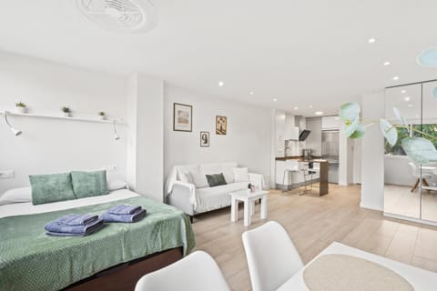 Bed, Seating area, Dining area, Bedroom, towels