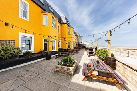 Property building, Balcony/Terrace, Dining area