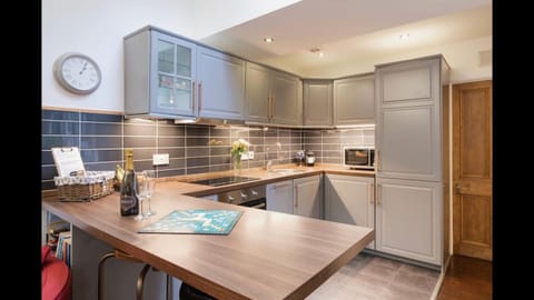 Secret City Cottage House in Aberdeen