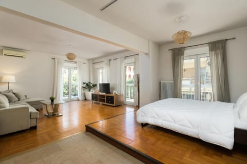 Bed, TV and multimedia, Living room, Photo of the whole room, Seating area, Bedroom, air conditioner