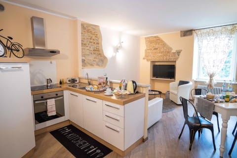 Kitchen or kitchenette, Dining area, Breakfast