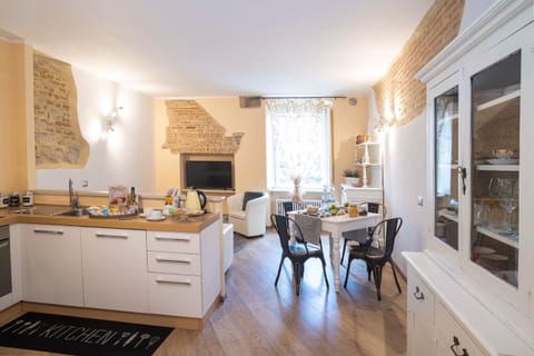 Kitchen or kitchenette, Dining area