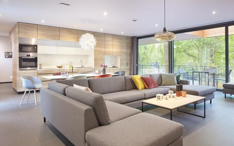 BBQ facilities, Balcony/Terrace, Beach, Pets, Lake view, Sea view, Family