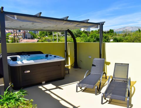 Day, Natural landscape, Hot Tub, Mountain view, sunbed