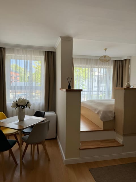 Bed, Photo of the whole room, Seating area, Dining area, Bedroom