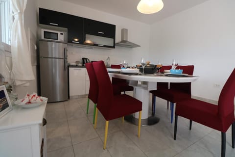 Coffee/tea facilities, Kitchen or kitchenette, Dining area