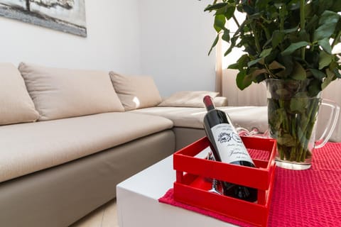 Day, Summer, Living room, Seating area, Drinks