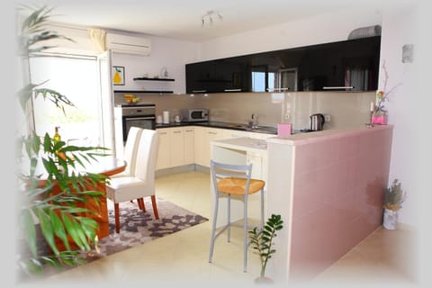Property building, Garden, Hot Tub, TV and multimedia, Coffee/tea facilities, Balcony/Terrace, Balcony/Terrace, Kitchen or kitchenette, Other, Photo of the whole room, Decorative detail, Seating area, Dining area, Logo/Certificate/Sign, Communal kitchen, On site, Text overlay, Area and facilities