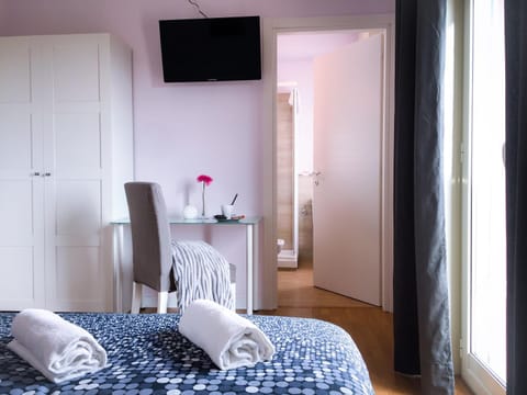 Bathroom, Photo of the whole room, Decorative detail, Bedroom