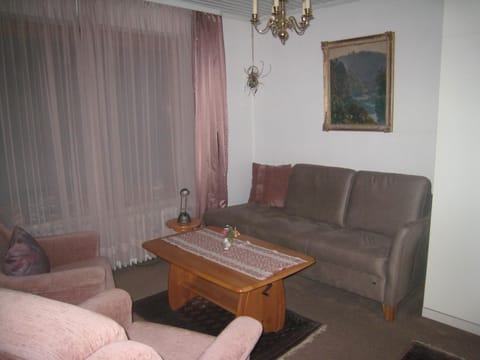 Bed, Living room, Photo of the whole room, Decorative detail, Seating area, Bedroom