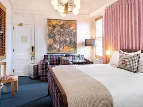 Bed, Living room, Seating area, Bedroom, hair dresser