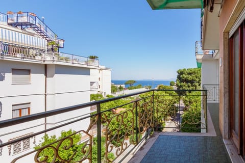 Property building, View (from property/room), Balcony/Terrace, City view, Sea view