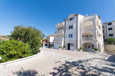 Villa Snježana Apartment in Okrug Gornji