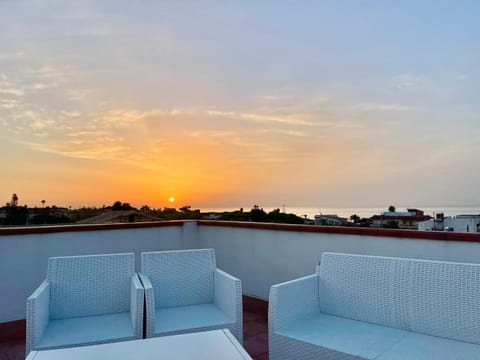 View (from property/room), Balcony/Terrace, Sunrise