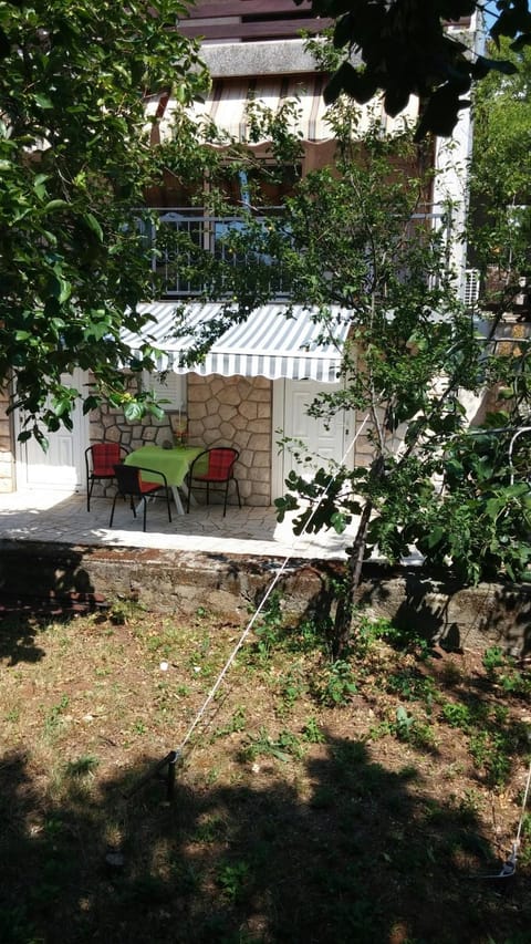 Facade/entrance, Area and facilities