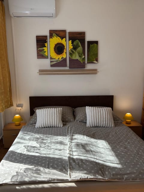 Photo of the whole room, air conditioner
