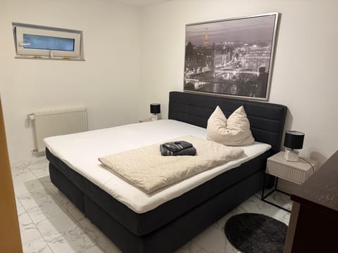 Ferienwohnung Happiness Schlafzimmer 2026 renoviert mit neuem Boxspringbett Apartment in Saarland, 66, Germany