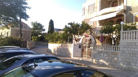 Facade/entrance, Neighbourhood