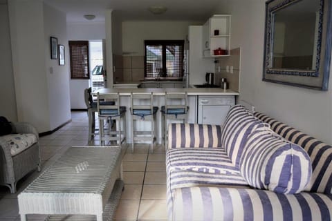 Coffee/tea facilities, Kitchen or kitchenette, Living room