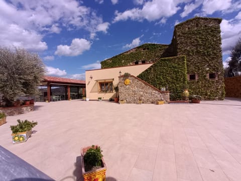 Property building, Restaurant/places to eat