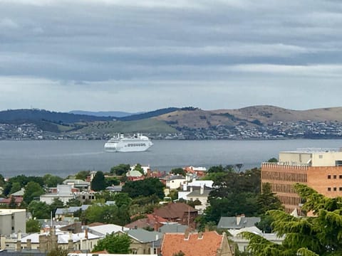 Omaroo House - panoramic water views House in Hobart