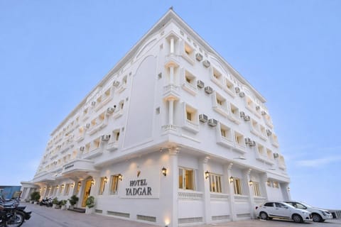 Property building, Facade/entrance, Day, Location, Parking