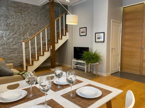 TV and multimedia, Seating area, Dining area