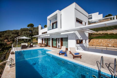 Facade/entrance, Balcony/Terrace, Swimming pool, Swimming pool