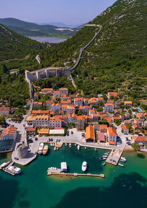 Nearby landmark, Restaurant/places to eat, City view