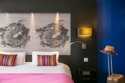 Shower, Toilet, Bed, Day, People, Bathroom, Bedroom, On site, Pets, Pets, City view, Street view