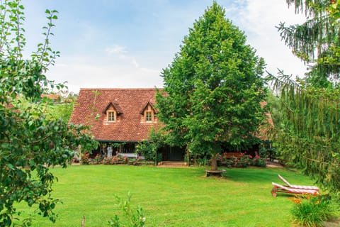 Property building, Facade/entrance, BBQ facilities, Garden, Garden view, Garden view, Lake view, Lake view