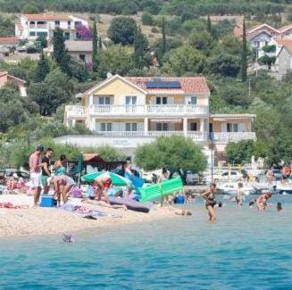 Sunce Mobile Homes & apartments Campground/
RV Resort in Šibenik-Knin County, Croatia