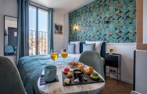 Bedroom, Breakfast