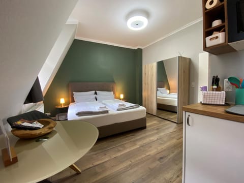Coffee/tea facilities, Seating area, Bedroom, microwave, toaster, towels, wardrobe, kitchen