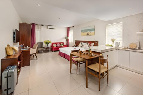 Bed, Coffee/tea facilities, Kitchen or kitchenette, Living room, Dining area, Bedroom, City view, Sea view, Street view